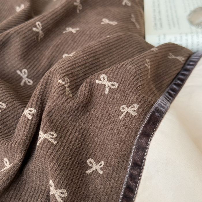 91家纺网 家纺一手货源 找家纺 多乐娜 2025新款法式浪漫长绒棉纯棉陶瓷磨毛大拼角拼接花边工艺款磨毛·枫糖拿铁（会员-20）控价378/398起（券后！！）务必控价谢谢配合 枫糖拿铁-咖色