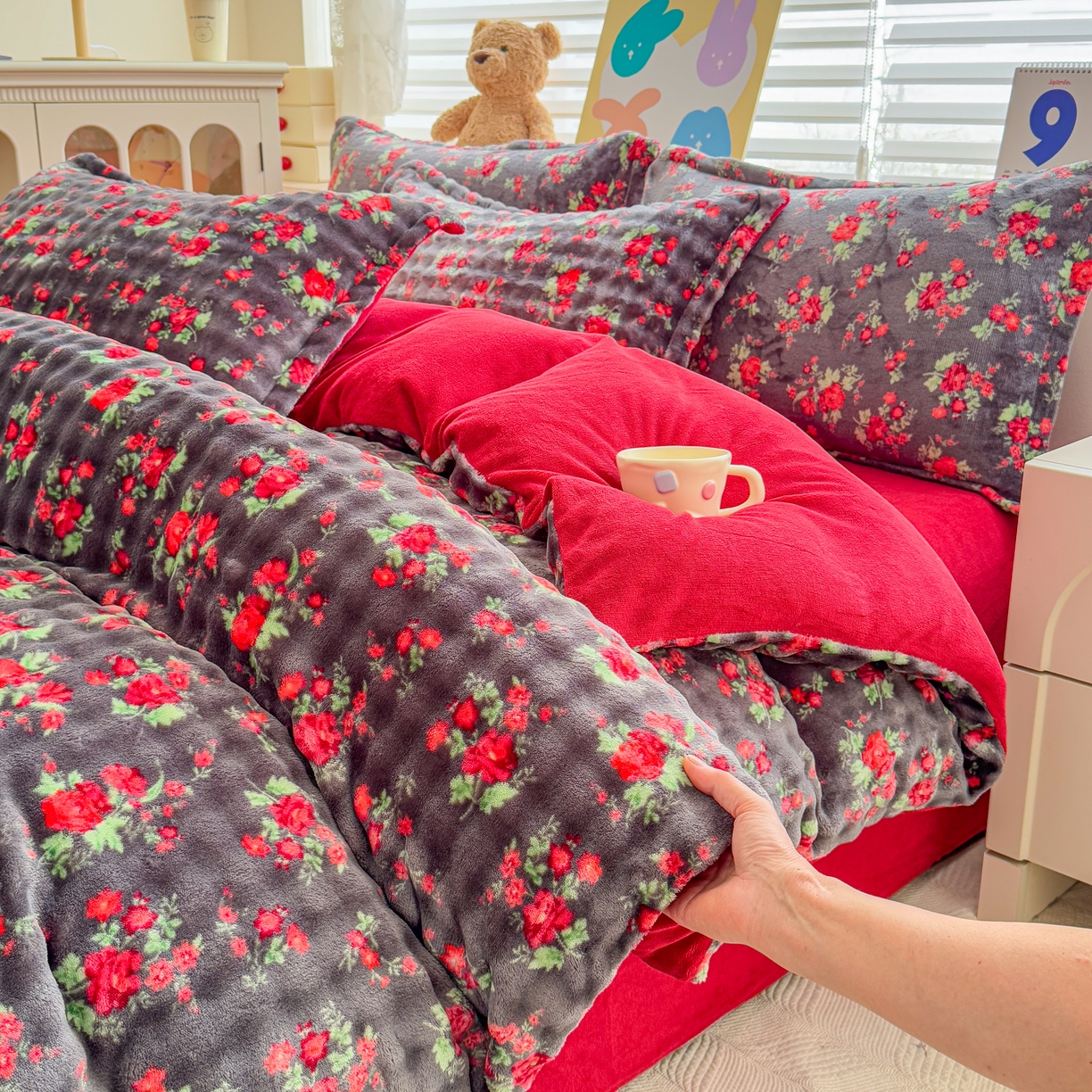 91家纺网 家纺一手货源 找家纺 （总）梵克保罗 2025秋冬新款牛奶绒泡泡绒印花卡通花卉兔毛单被套