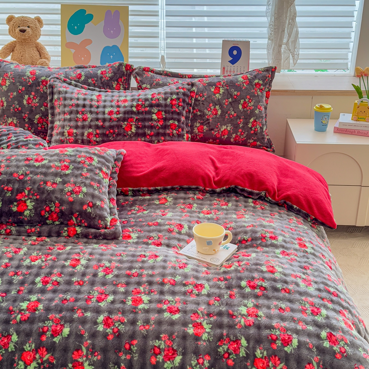 91家纺网 家纺一手货源 找家纺 梵克保罗 2025秋冬新款牛奶绒泡泡绒印花卡通花卉兔毛单被套 花仙子