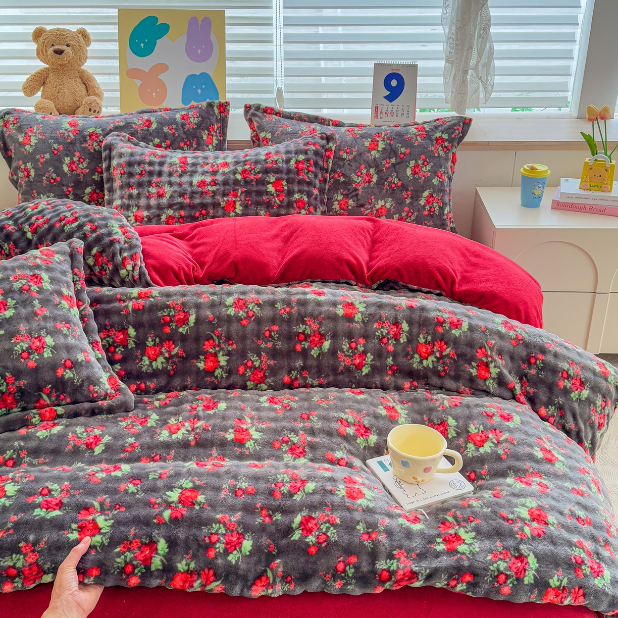 91家纺网 家纺一手货源 找家纺 梵克保罗 2025秋冬新款牛奶绒泡泡绒印花卡通花卉兔毛单被套 花仙子