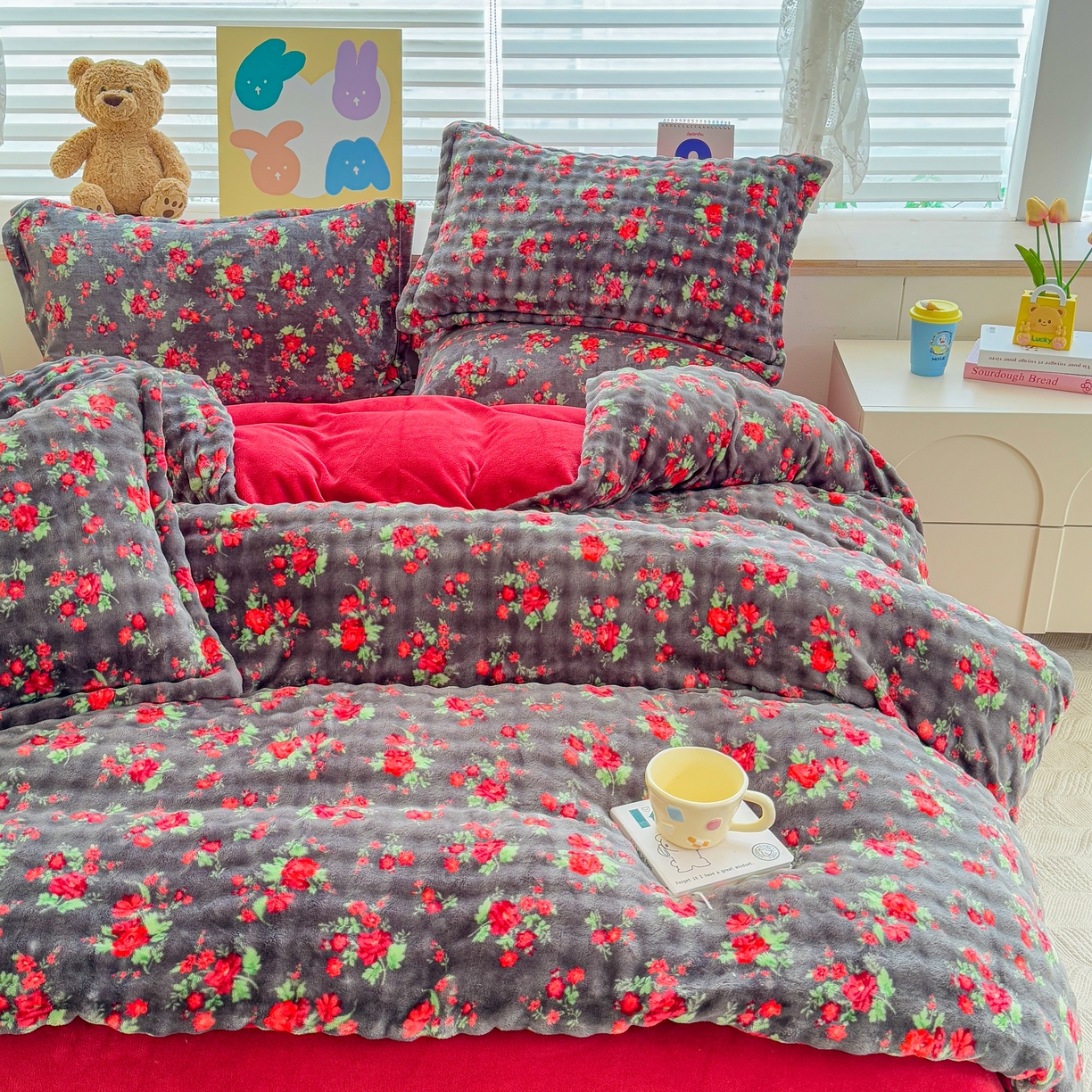 91家纺网 家纺一手货源 找家纺 梵克保罗 2025秋冬新款牛奶绒泡泡绒印花卡通花卉兔毛单被套 花仙子