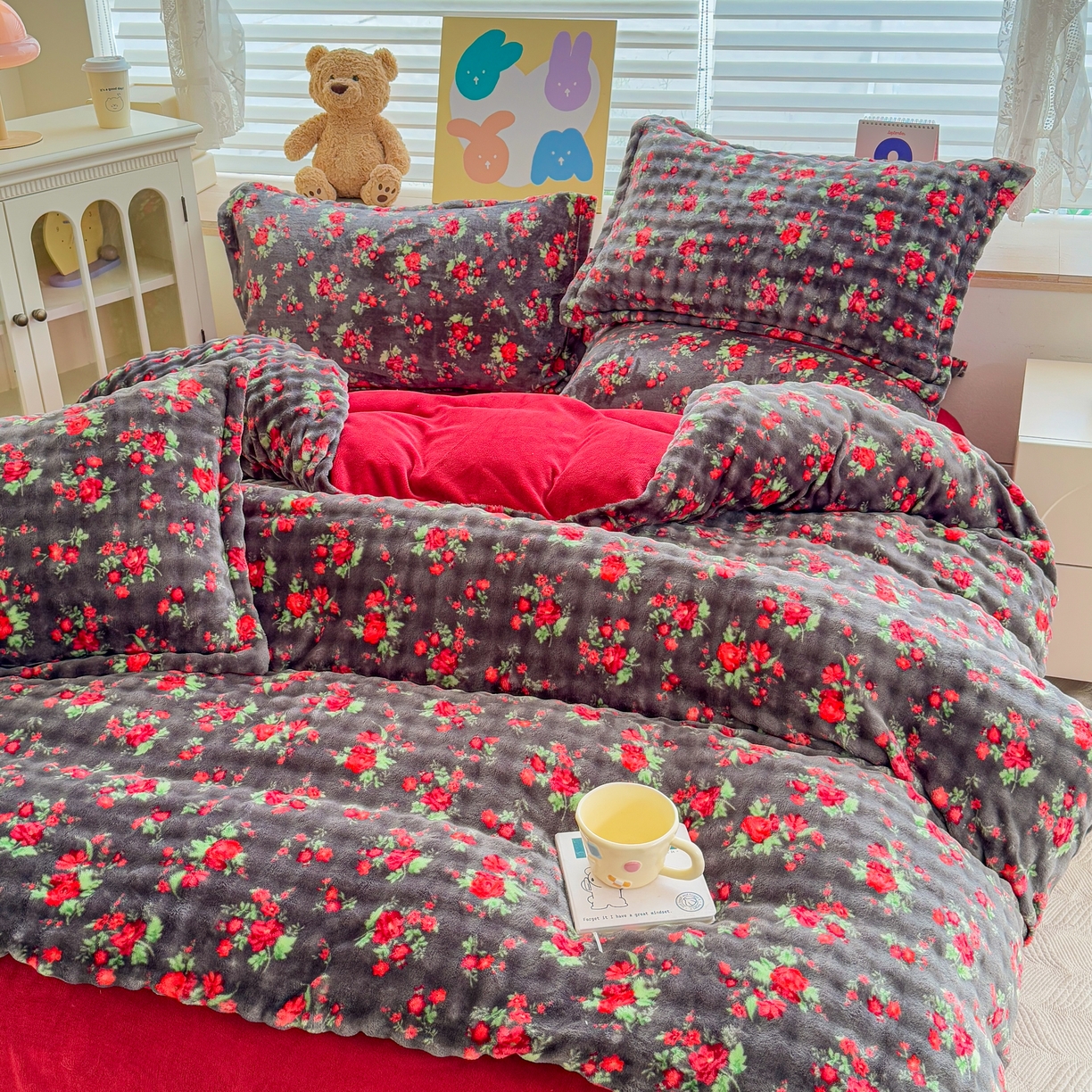 91家纺网 家纺一手货源 找家纺 梵克保罗 2025秋冬新款牛奶绒泡泡绒印花卡通花卉兔毛单被套 花仙子