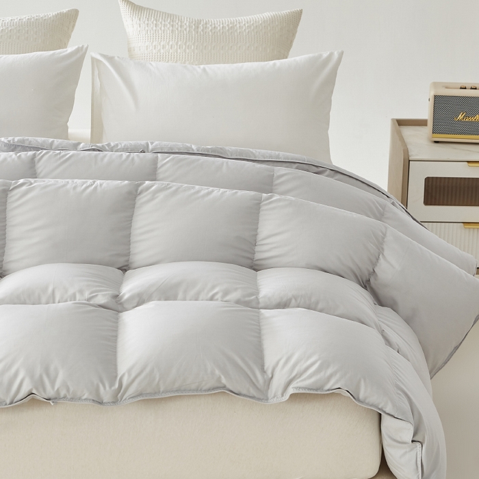 91家纺网 家纺一手货源 找家纺 美丽折家纺 2025新款云感零压羽丝绒被 灰色