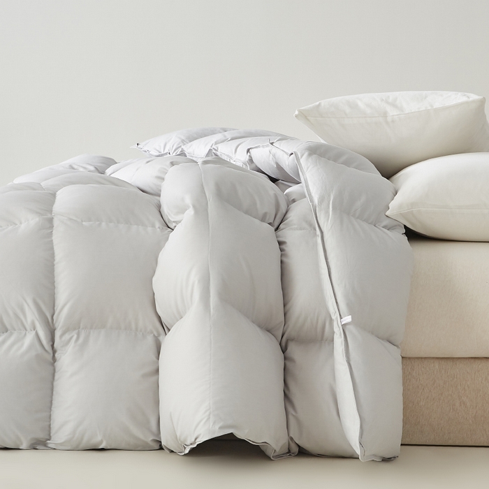 91家纺网 家纺一手货源 找家纺 美丽折家纺 2025新款云感零压羽丝绒被 灰色