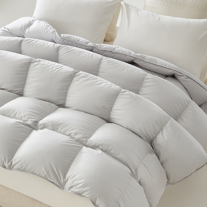 91家纺网 家纺一手货源 找家纺 美丽折家纺 2025新款云感零压羽丝绒被 灰色