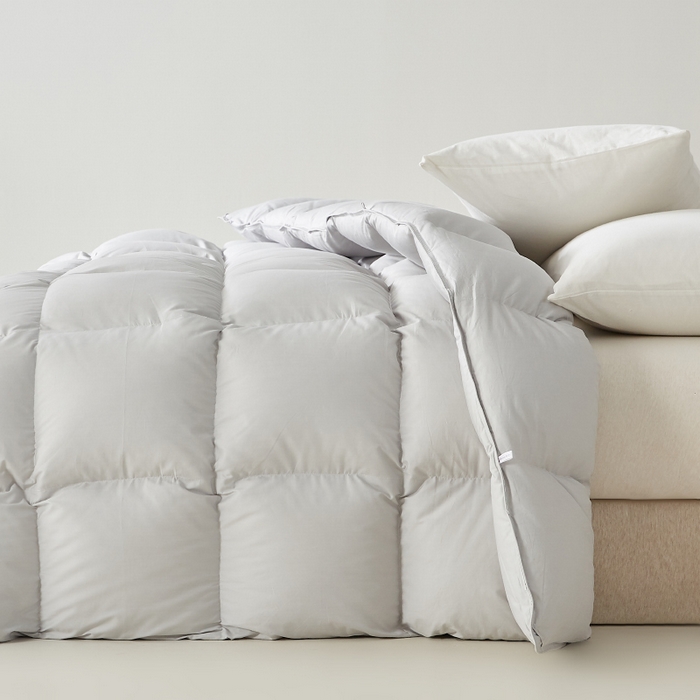 91家纺网 家纺一手货源 找家纺 美丽折家纺 2025新款云感零压羽丝绒被 灰色