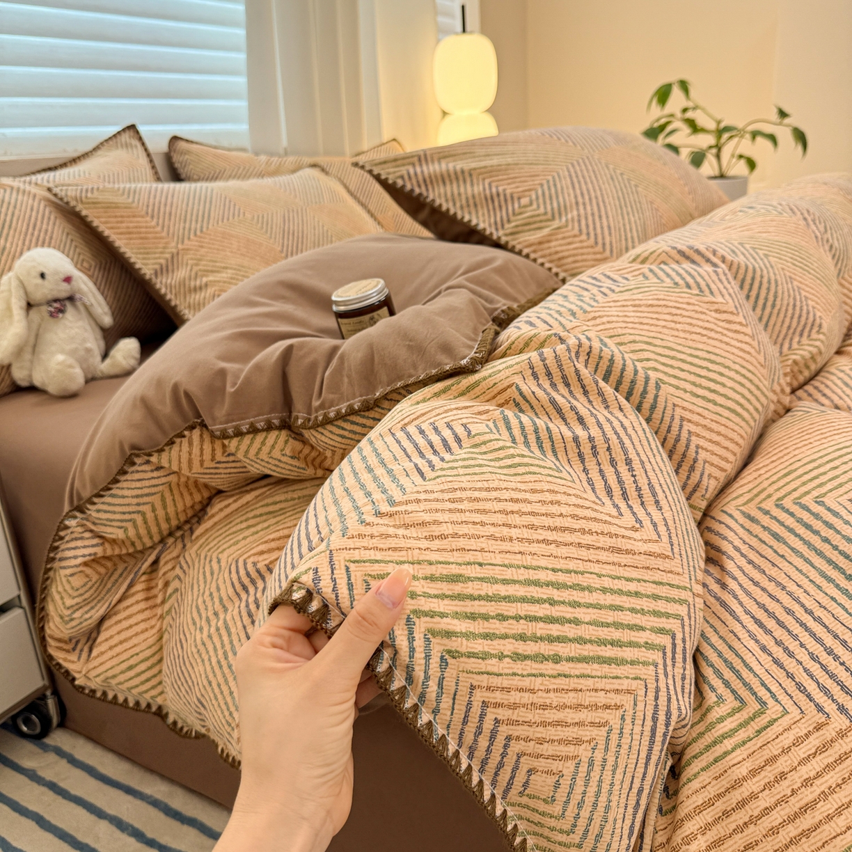 91家纺网 家纺一手货源 找家纺 （总）呗旺鹿 2025新款全棉纯棉磨毛休闲布达拉宫贝壳边四件套-场景二