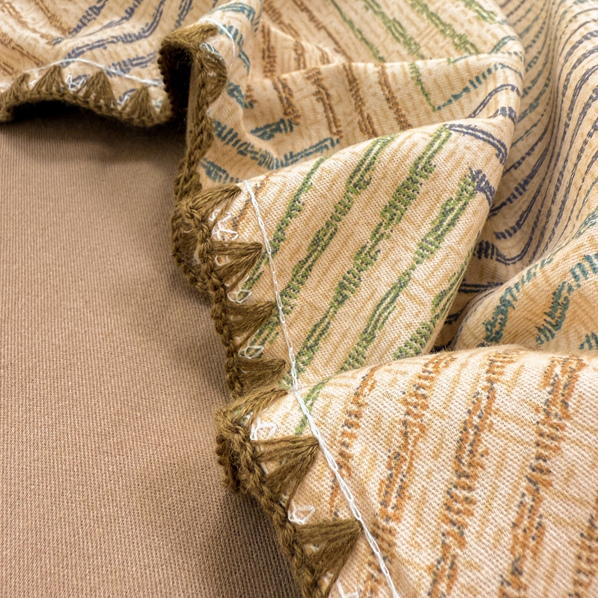 91家纺网 家纺一手货源 找家纺 （总）呗旺鹿 2025新款全棉纯棉磨毛休闲布达拉宫贝壳边四件套-场景二