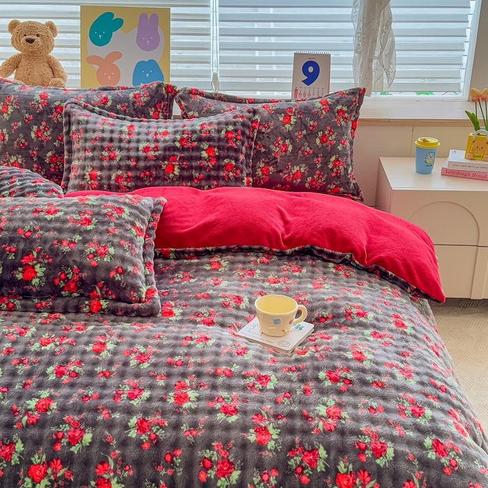 91家纺网 家纺一手货源 找家纺 梵克保罗 2025秋冬新款牛奶绒泡泡绒印花卡通花卉兔毛单被套三件套四件套 花仙子