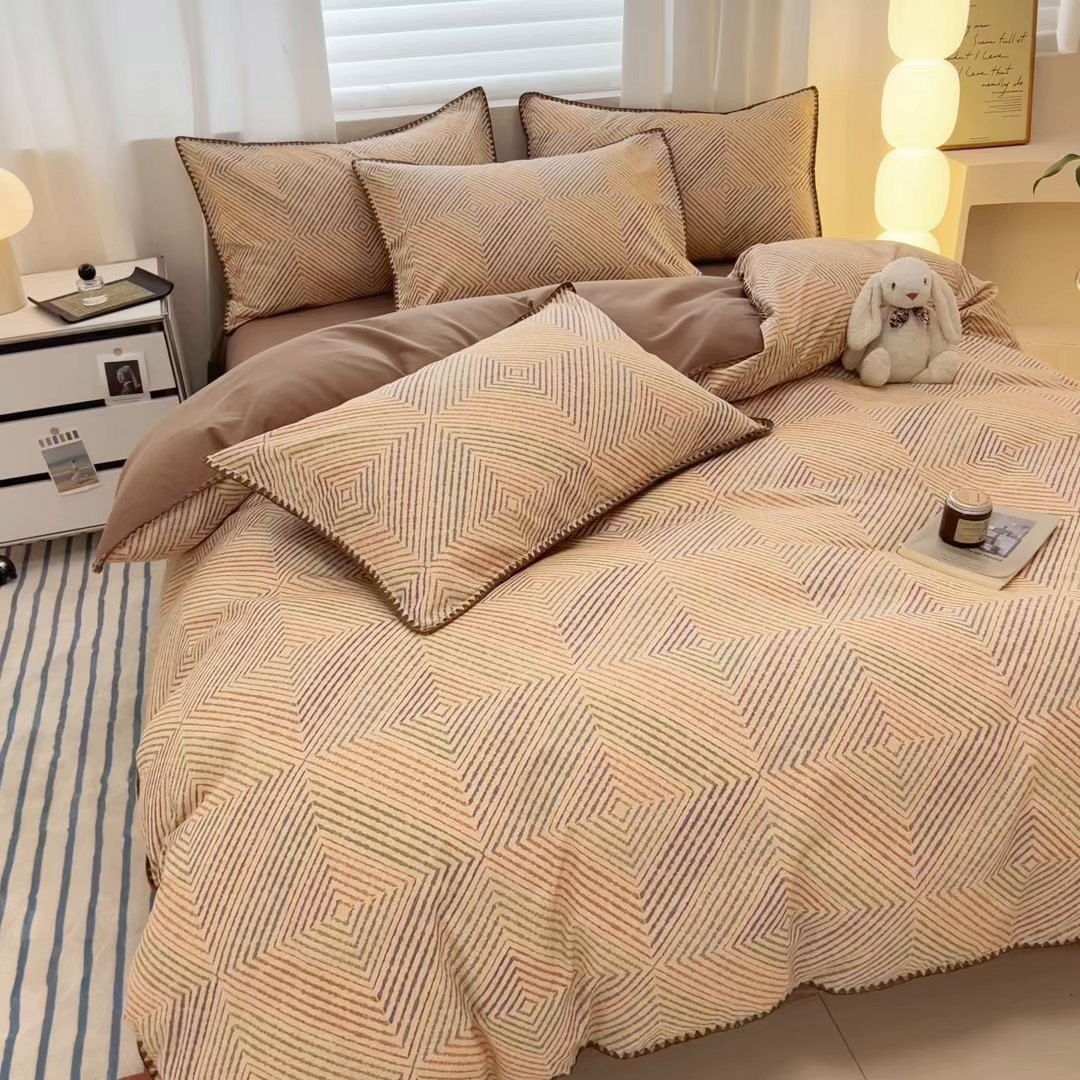 91家纺网 家纺一手货源 找家纺 （总）呗旺鹿 2025新款全棉纯棉磨毛休闲布达拉宫贝壳边四件套-场景二