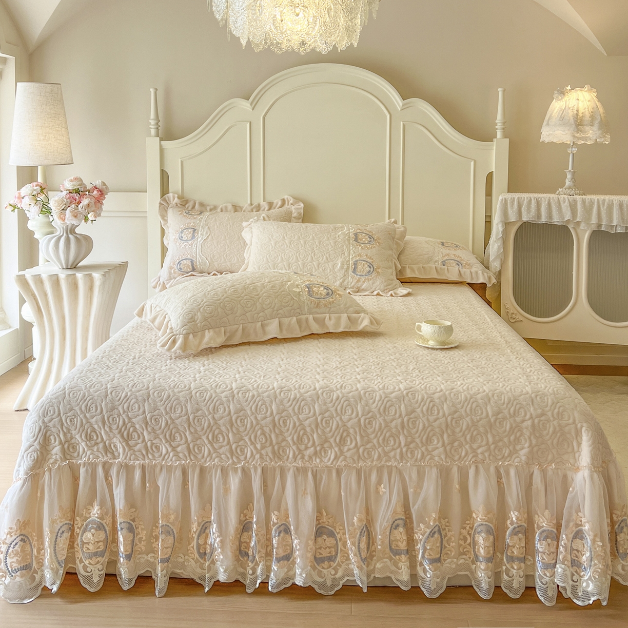 91家纺网 家纺一手货源 找家纺 恋尚 2025新款雕花牛奶绒绗缝夹棉床盖单品-可可西里（控价145起） 可可西里-奶油白