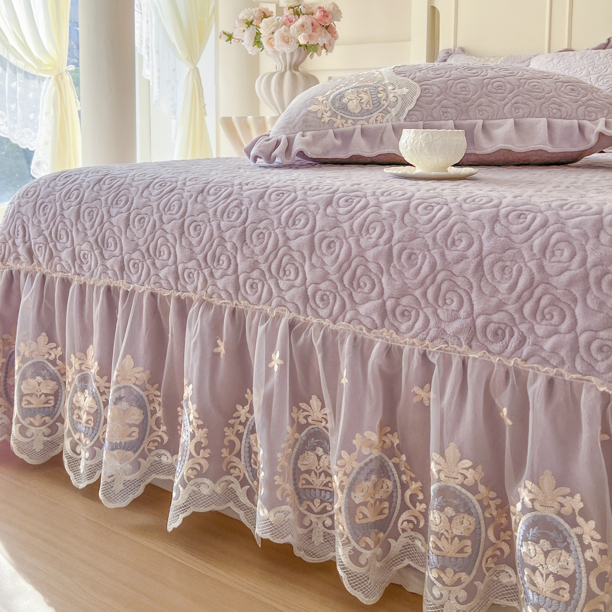 91家纺网 家纺一手货源 找家纺 恋尚 2025新款雕花牛奶绒绗缝夹棉床盖单品-可可西里（控价145起） 可可西里-香芋紫