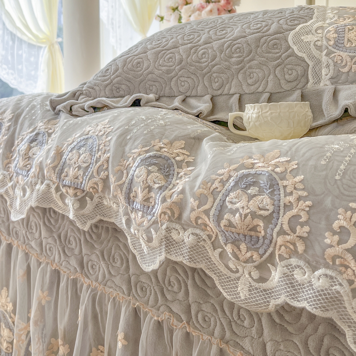 91家纺网 家纺一手货源 找家纺 恋尚 2025新款雕花牛奶绒绗缝夹棉床盖单品-可可西里（控价145起） 可可西里-椰蓉灰