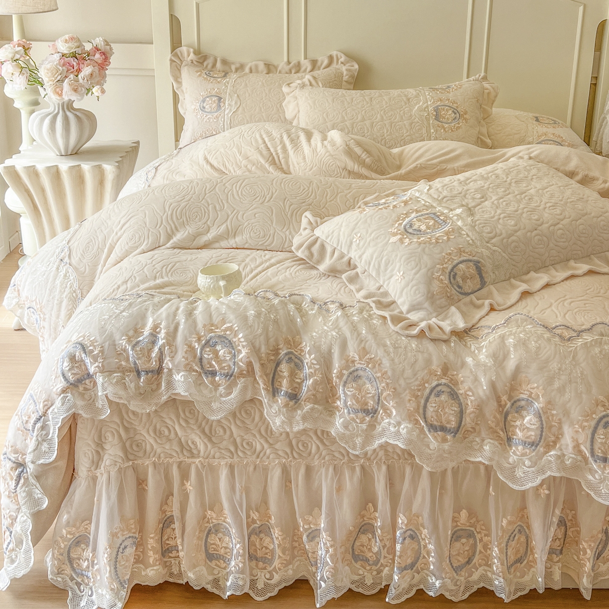 91家纺网 家纺一手货源 找家纺 （总）恋尚 2025新款雕花牛奶绒绗缝夹棉床盖单品-可可西里（控价145起）