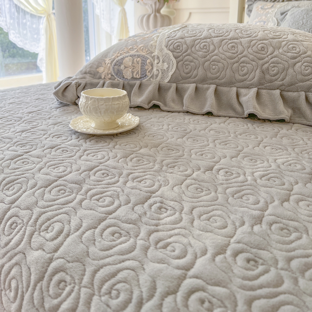 91家纺网 家纺一手货源 找家纺 恋尚 2025新款雕花牛奶绒绗缝夹棉床盖单品-可可西里（控价145起） 可可西里-椰蓉灰