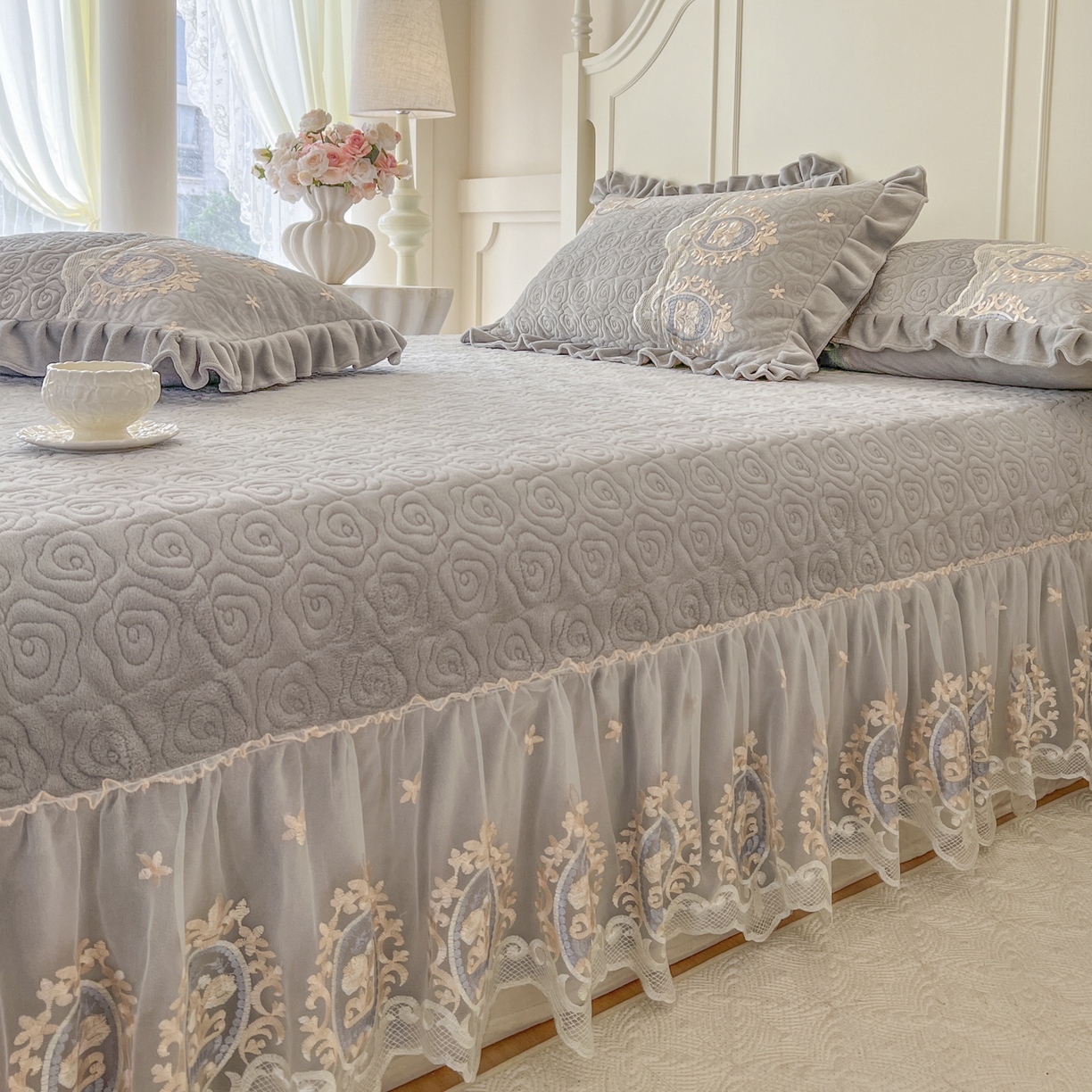 91家纺网 家纺一手货源 找家纺 恋尚 2025新款雕花牛奶绒绗缝夹棉床盖单品-可可西里（控价145起） 可可西里-椰蓉灰