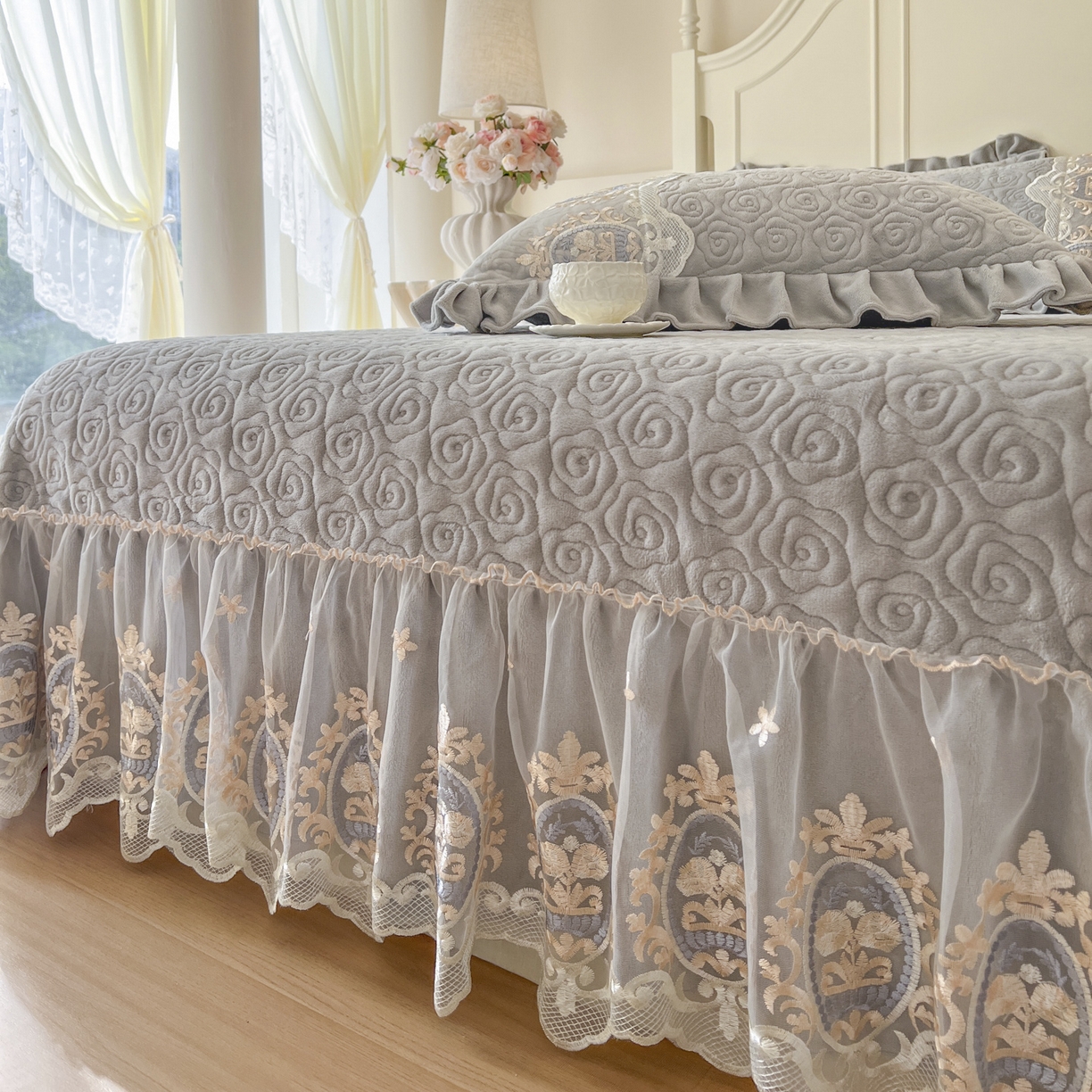 91家纺网 家纺一手货源 找家纺 恋尚 2025新款雕花牛奶绒绗缝夹棉床盖单品-可可西里（控价145起） 可可西里-椰蓉灰