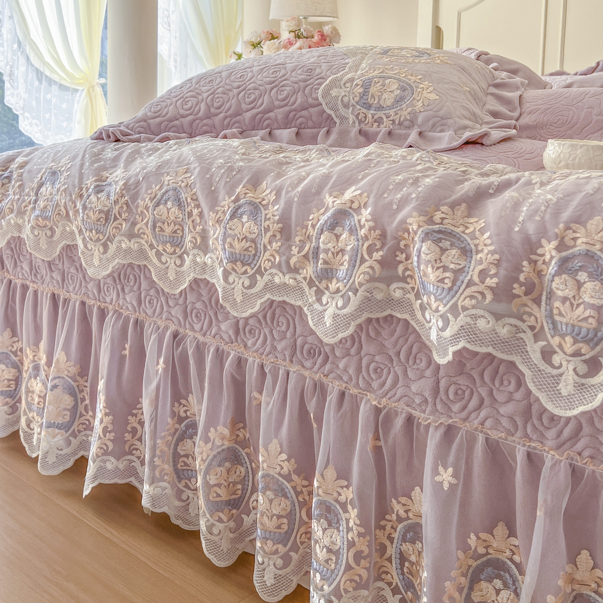 91家纺网 家纺一手货源 找家纺 恋尚 2025新款雕花牛奶绒绗缝夹棉床盖单品-可可西里（控价145起） 可可西里-香芋紫