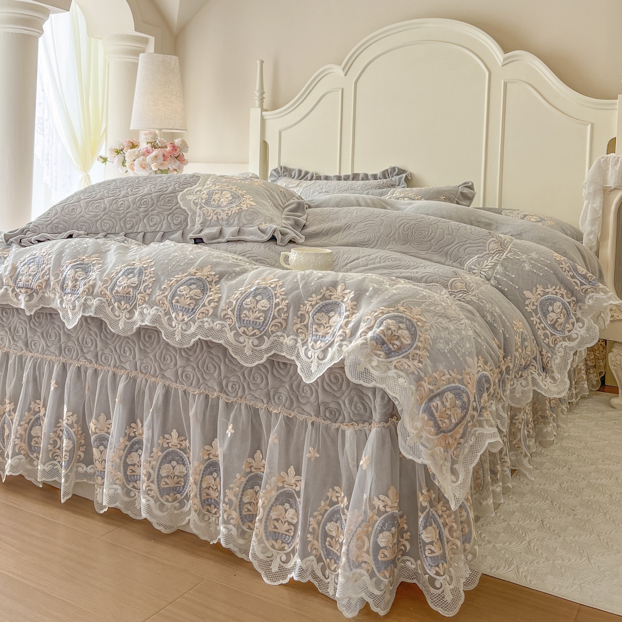 91家纺网 家纺一手货源 找家纺 恋尚 2025新款雕花牛奶绒绗缝夹棉床盖单品-可可西里（控价145起） 可可西里-椰蓉灰