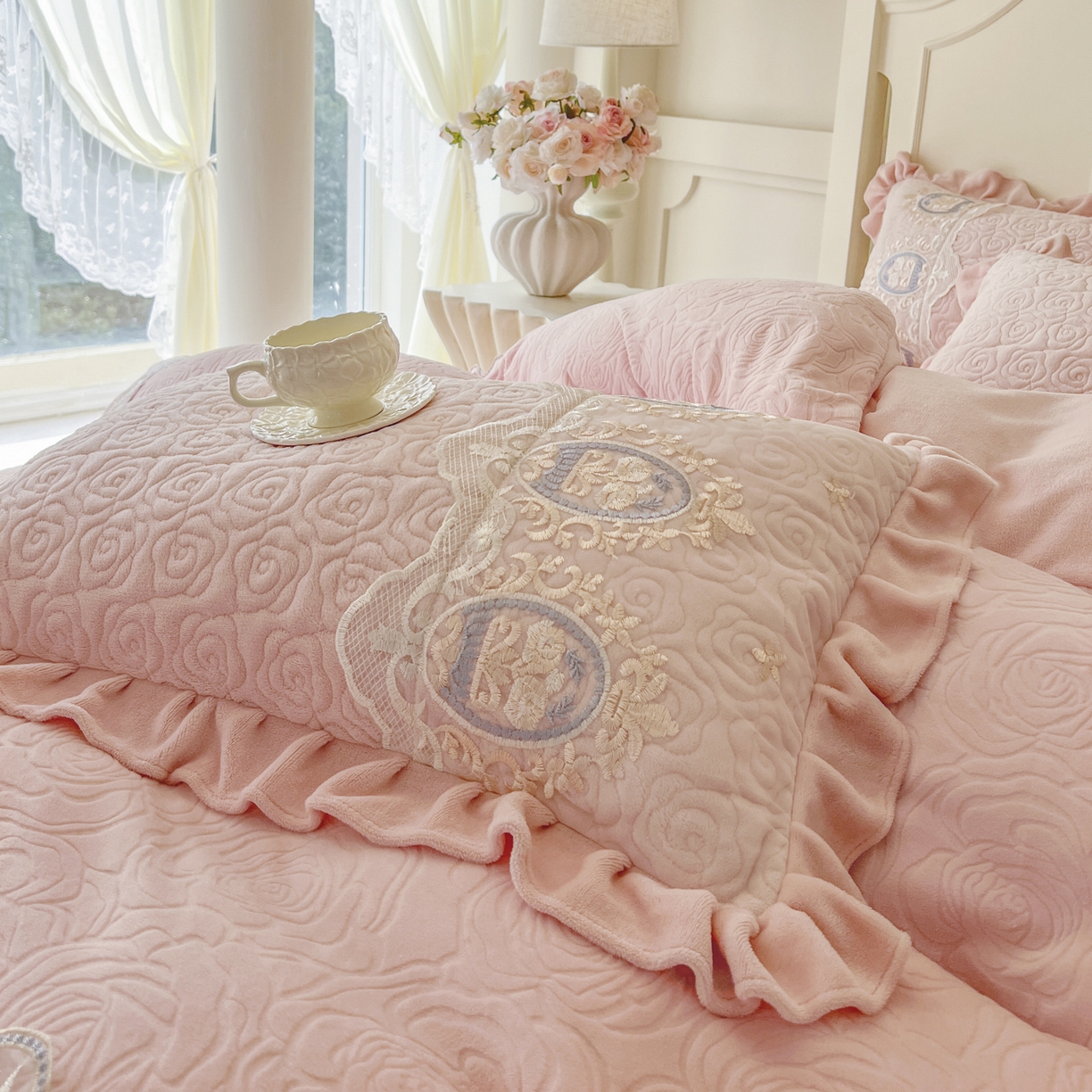 91家纺网 家纺一手货源 找家纺 恋尚 2025新款雕花牛奶绒绗缝夹棉床盖单品-可可西里（控价145起） 可可西里-清新粉