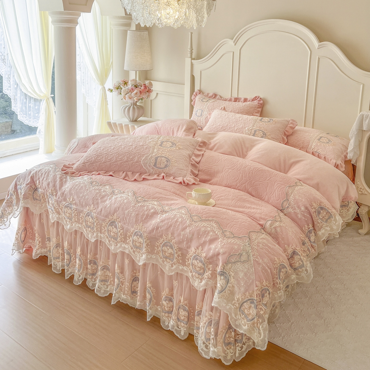 91家纺网 家纺一手货源 找家纺 恋尚 2025新款雕花牛奶绒绗缝夹棉床盖单品-可可西里（控价145起） 可可西里-清新粉