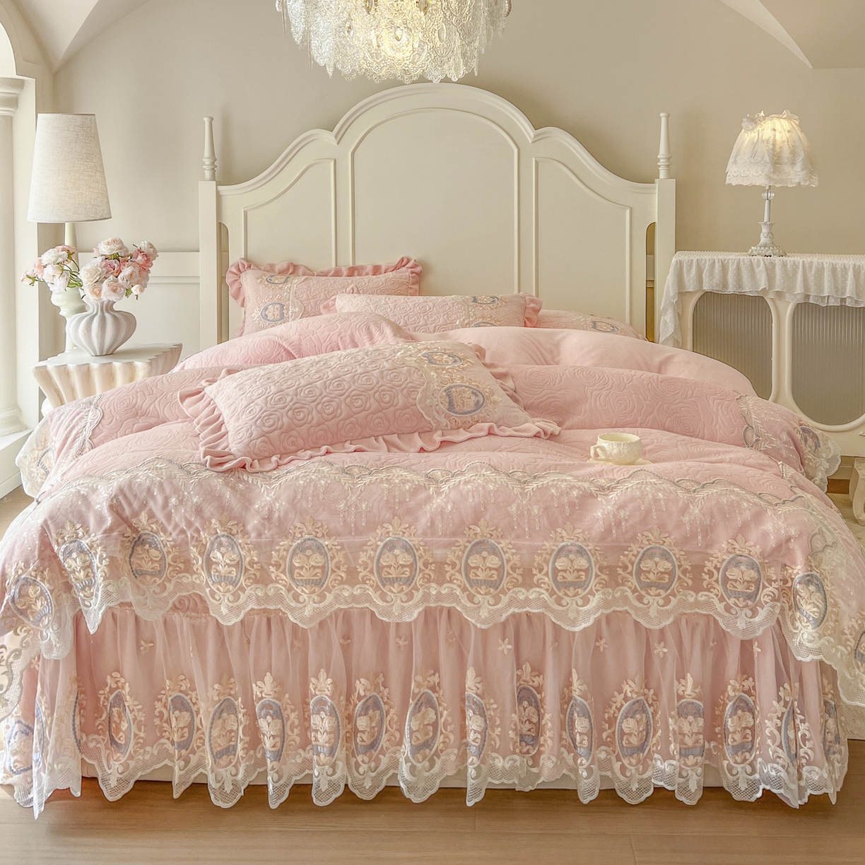 91家纺网 家纺一手货源 找家纺 恋尚 2025新款雕花牛奶绒绗缝夹棉床盖单品-可可西里（控价145起） 可可西里-清新粉