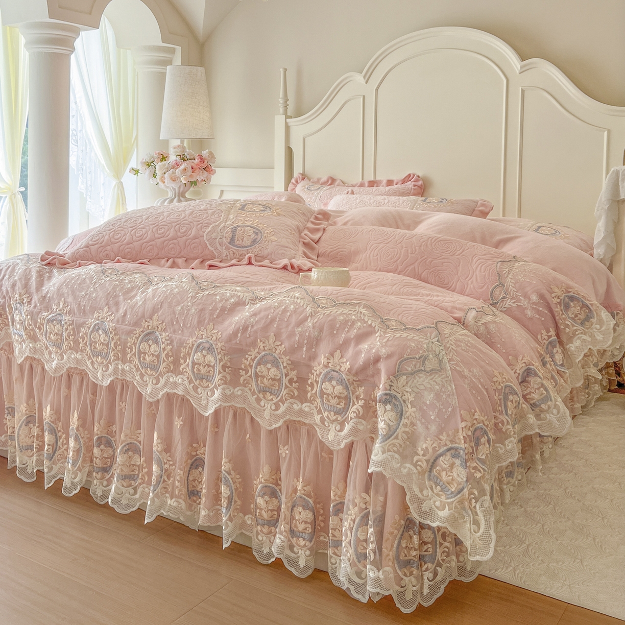 91家纺网 家纺一手货源 找家纺 恋尚 2025新款雕花牛奶绒绗缝夹棉床盖单品-可可西里（控价145起） 可可西里-清新粉