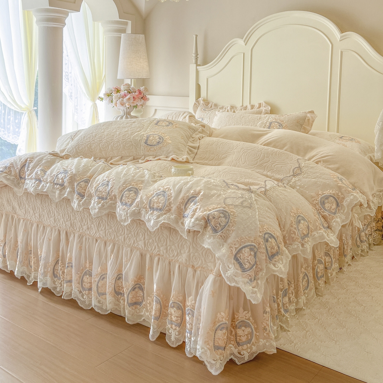 91家纺网 家纺一手货源 找家纺 恋尚 2025新款雕花牛奶绒绗缝夹棉床盖单品-可可西里（控价145起） 可可西里-奶油白