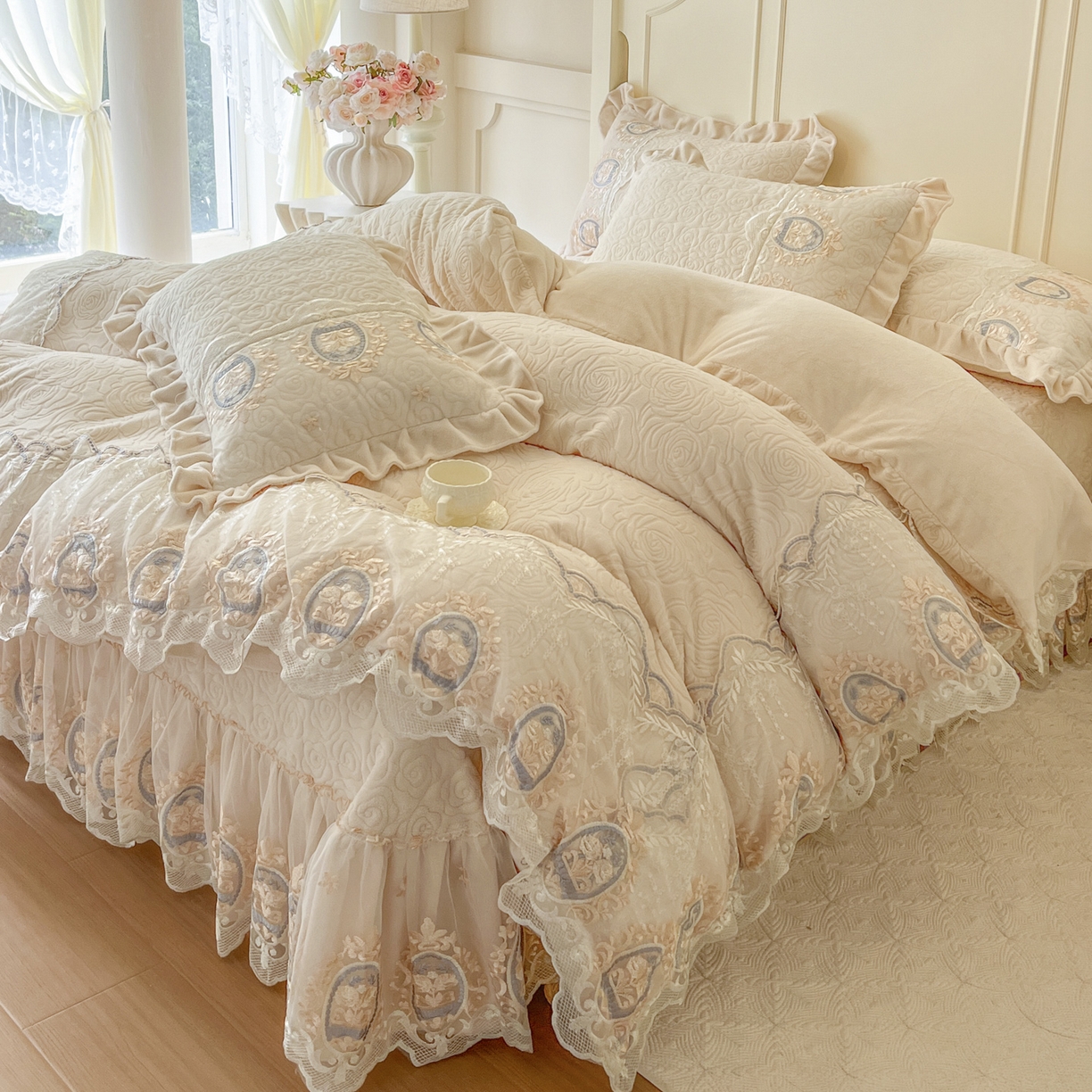 91家纺网 家纺一手货源 找家纺 恋尚 2025新款雕花牛奶绒绗缝夹棉床盖单品-可可西里（控价145起） 可可西里-奶油白