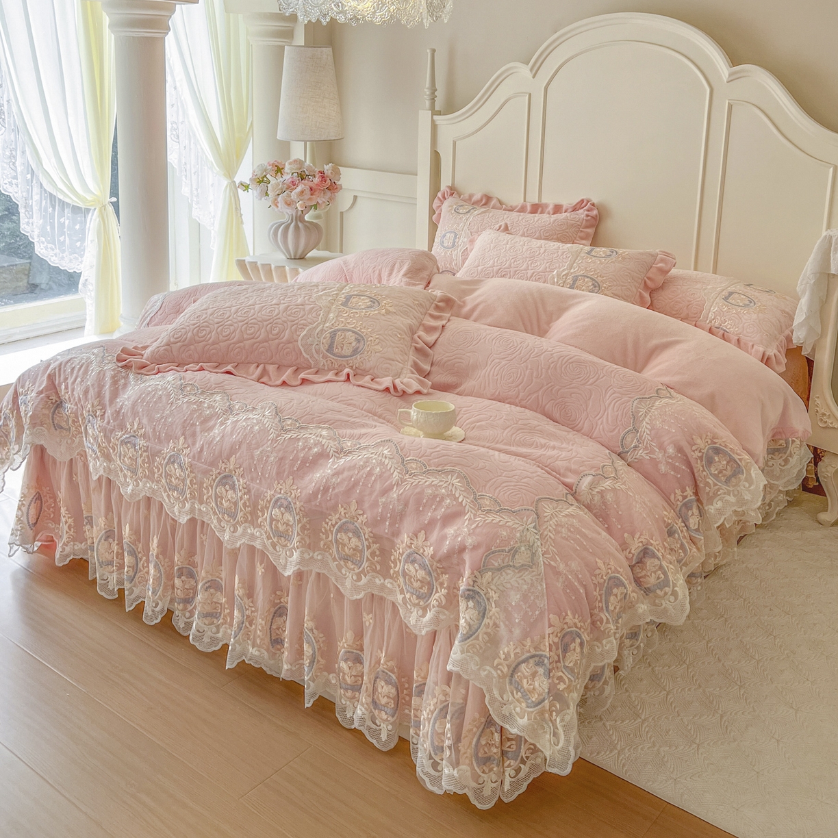 91家纺网 家纺一手货源 找家纺 恋尚 2025新款雕花牛奶绒绗缝夹棉床盖单品-可可西里（控价145起） 可可西里-清新粉