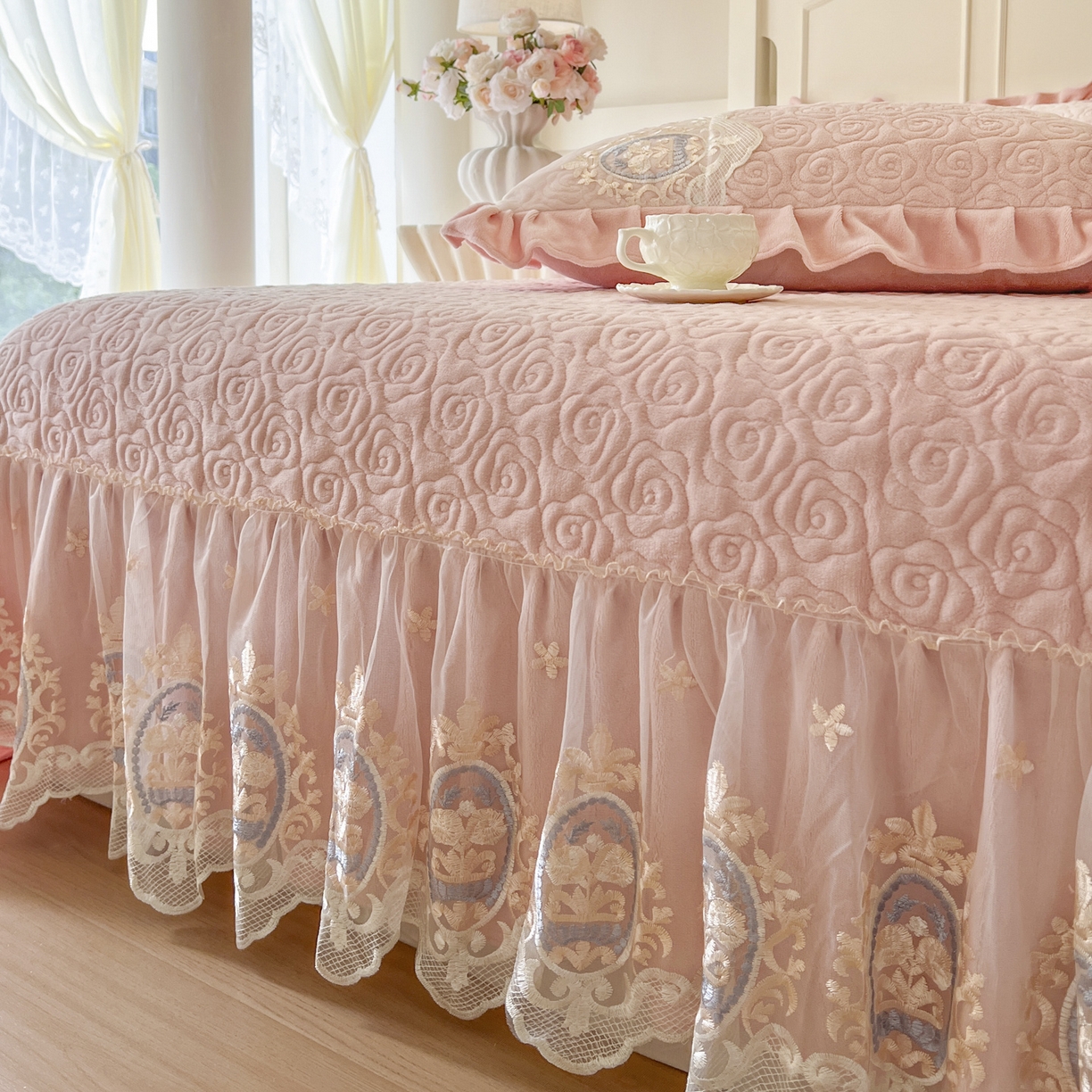 91家纺网 家纺一手货源 找家纺 恋尚 2025新款雕花牛奶绒绗缝夹棉床盖单品-可可西里（控价145起） 可可西里-清新粉