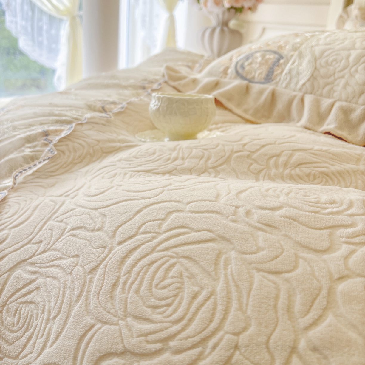 91家纺网 家纺一手货源 找家纺 恋尚 2025新款雕花牛奶绒绗缝夹棉床盖单品-可可西里（控价145起） 可可西里-奶油白