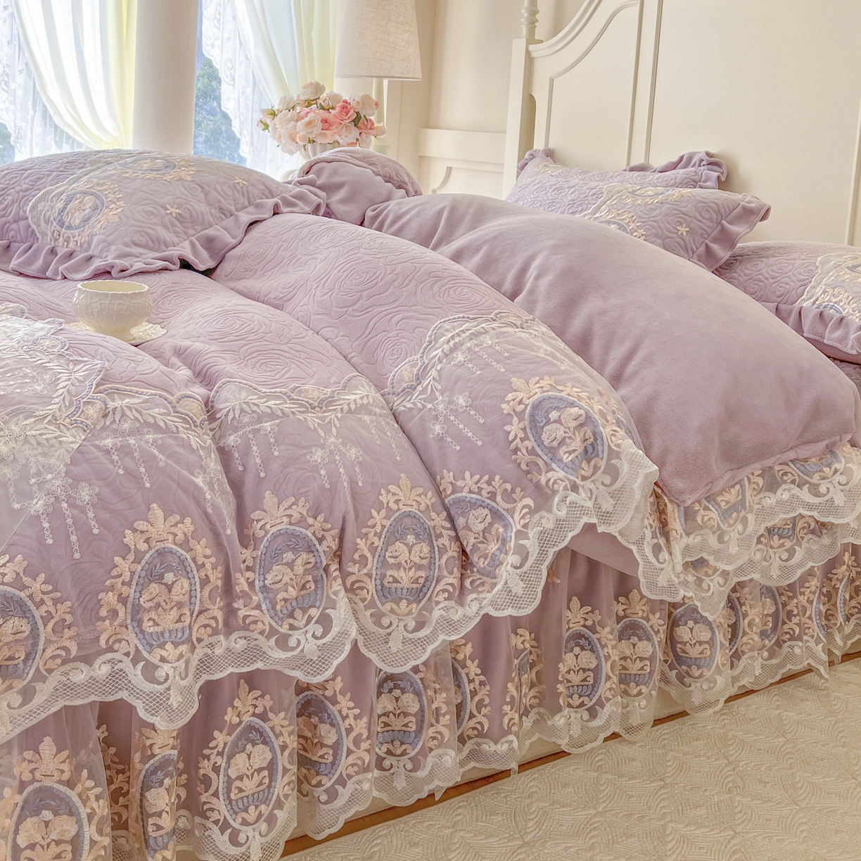 91家纺网 家纺一手货源 找家纺 恋尚 2025新款雕花牛奶绒绗缝夹棉床盖单品-可可西里（控价145起） 可可西里-香芋紫