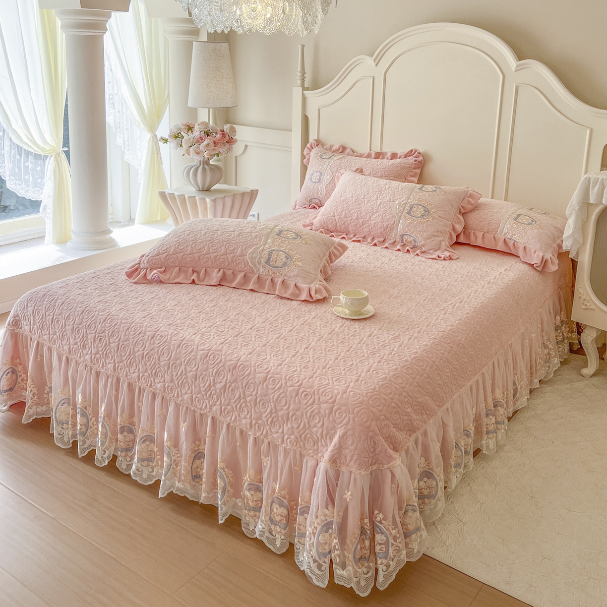 91家纺网 家纺一手货源 找家纺 恋尚 2025新款雕花牛奶绒绗缝夹棉床盖单品-可可西里（控价145起） 可可西里-清新粉