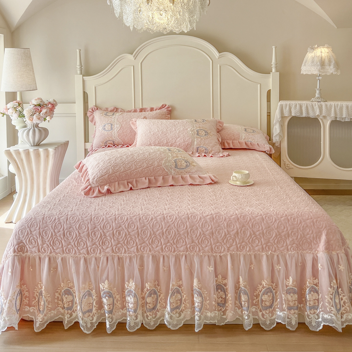 恋尚 2025新款雕花牛奶绒绗缝夹棉床盖单品-可可西里（控价145起） 可可西里-清新粉