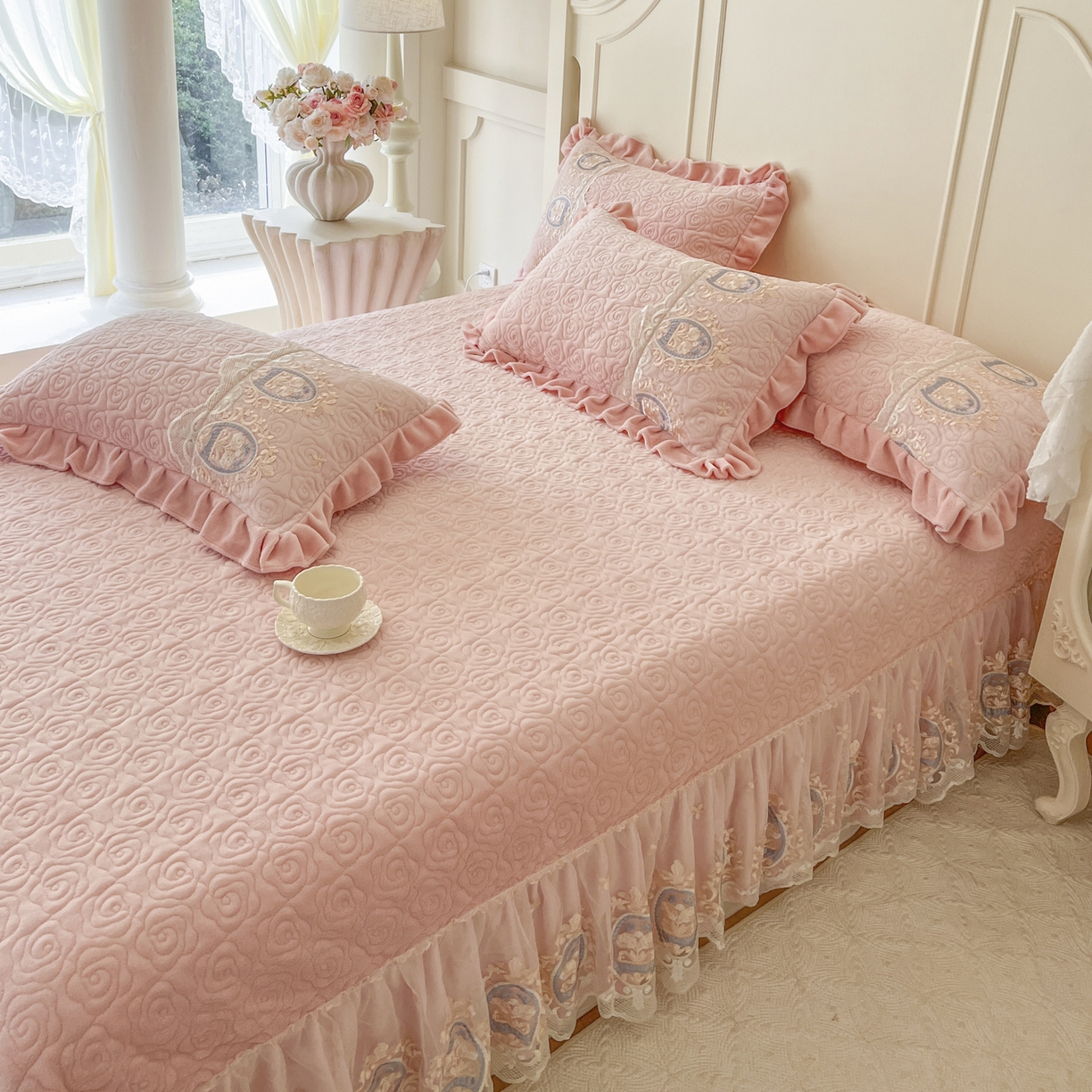 91家纺网 家纺一手货源 找家纺 恋尚 2025新款雕花牛奶绒绗缝夹棉床盖单品-可可西里（控价145起） 可可西里-清新粉