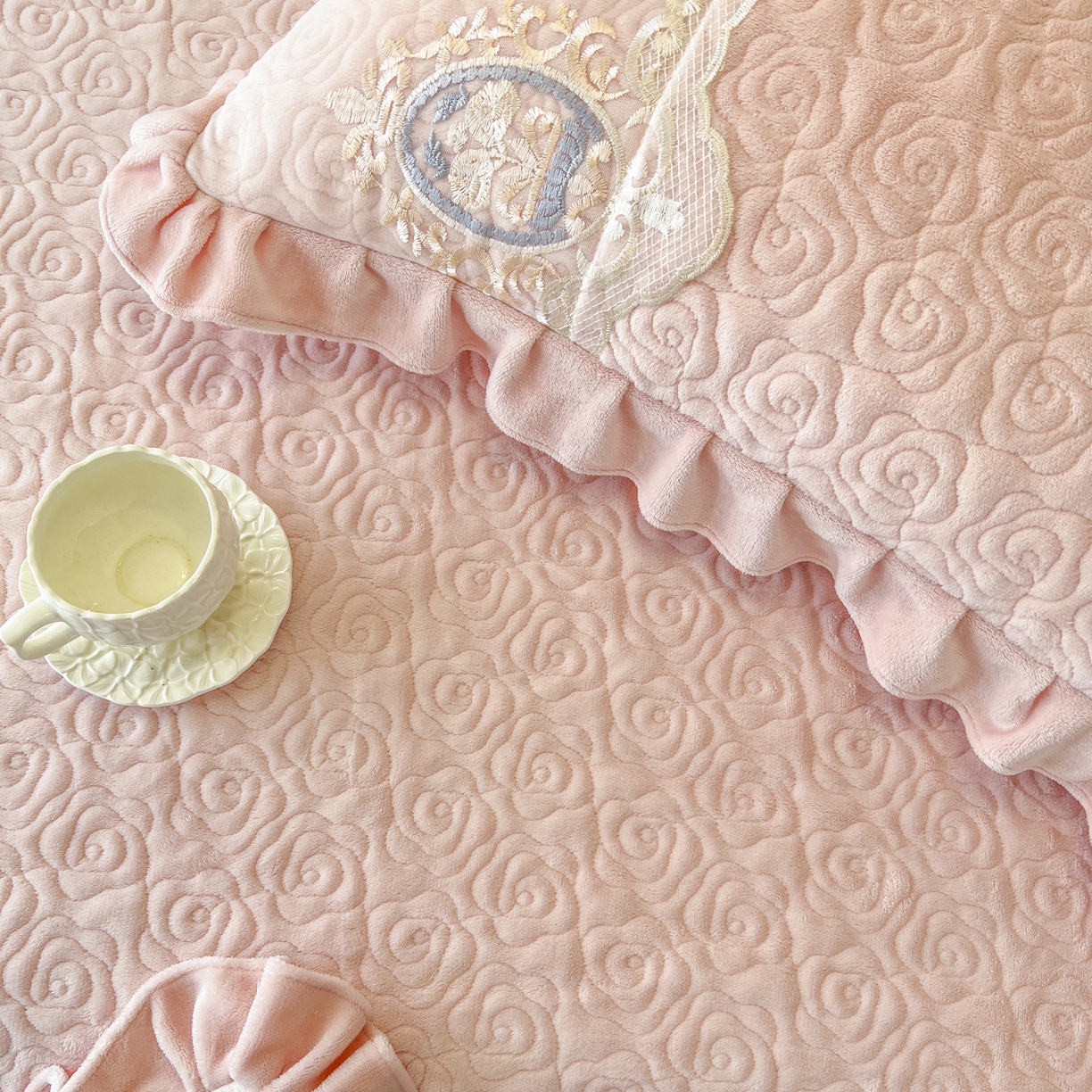 91家纺网 家纺一手货源 找家纺 恋尚 2025新款雕花牛奶绒绗缝夹棉床盖单品-可可西里（控价145起） 可可西里-清新粉