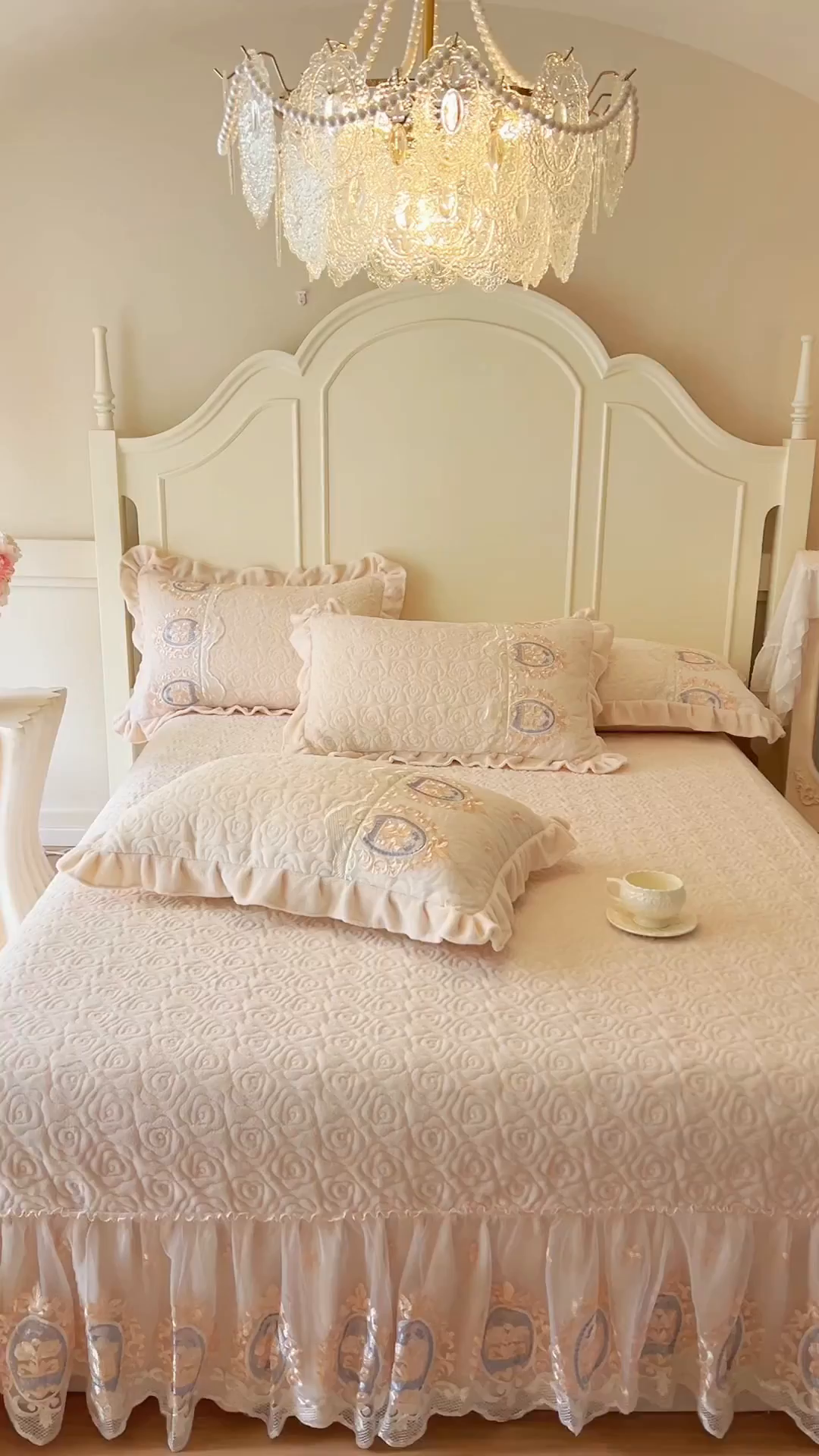 91家纺网 家纺一手货源 找家纺 恋尚 2025新款雕花牛奶绒绗缝夹棉床盖单品-可可西里（控价145起） 可可西里-奶油白