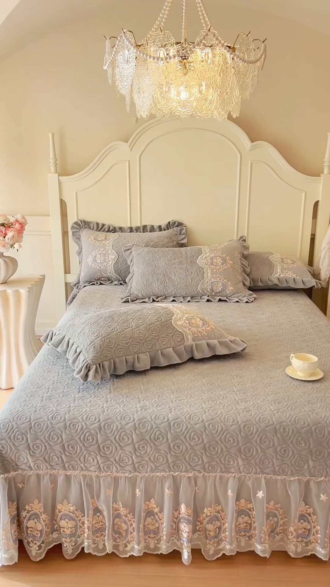 91家纺网 家纺一手货源 找家纺 恋尚 2025新款雕花牛奶绒绗缝夹棉床盖单品-可可西里（控价145起） 可可西里-椰蓉灰