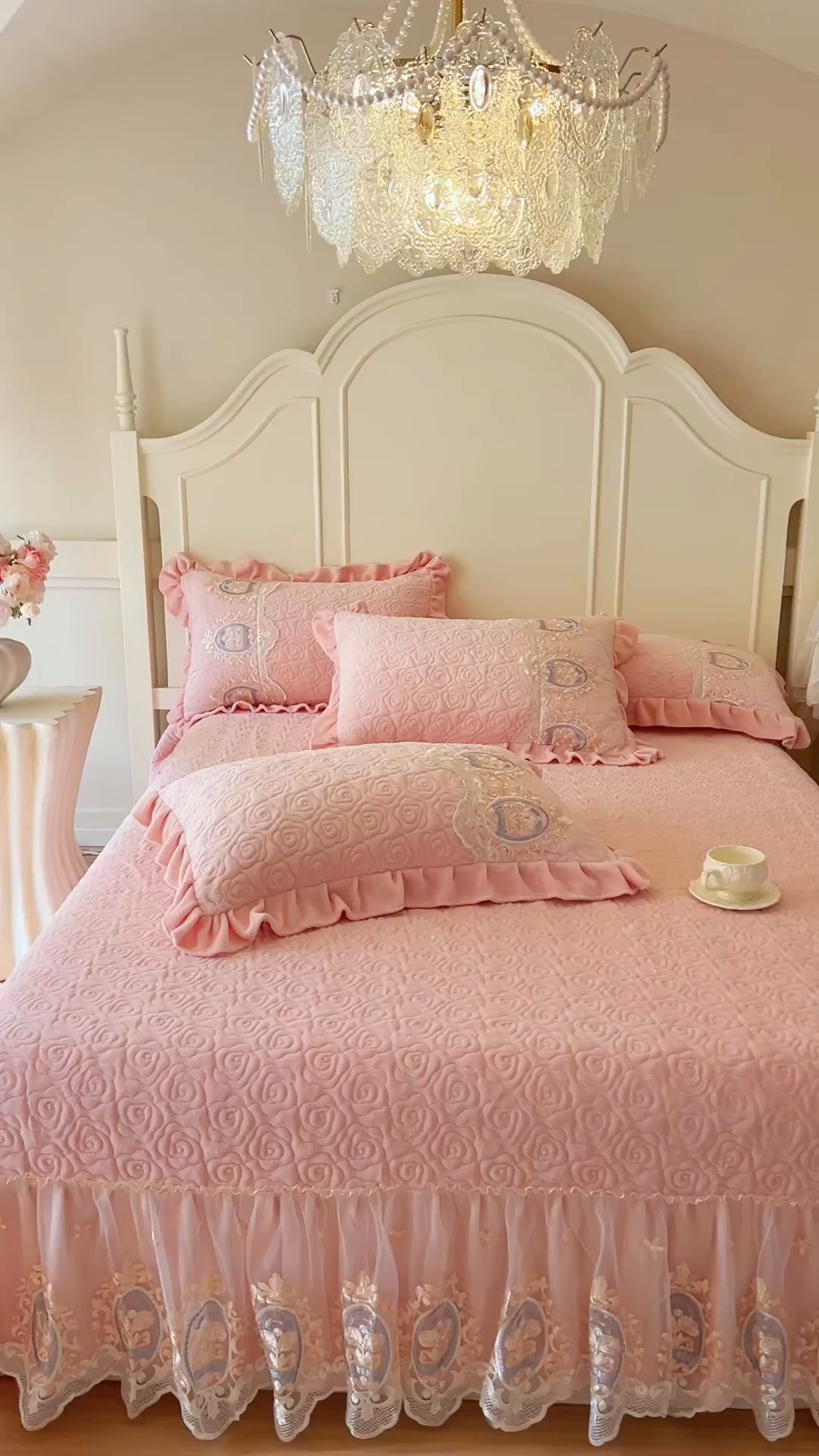 91家纺网 家纺一手货源 找家纺 恋尚 2025新款雕花牛奶绒绗缝夹棉床盖单品-可可西里（控价145起） 可可西里-清新粉