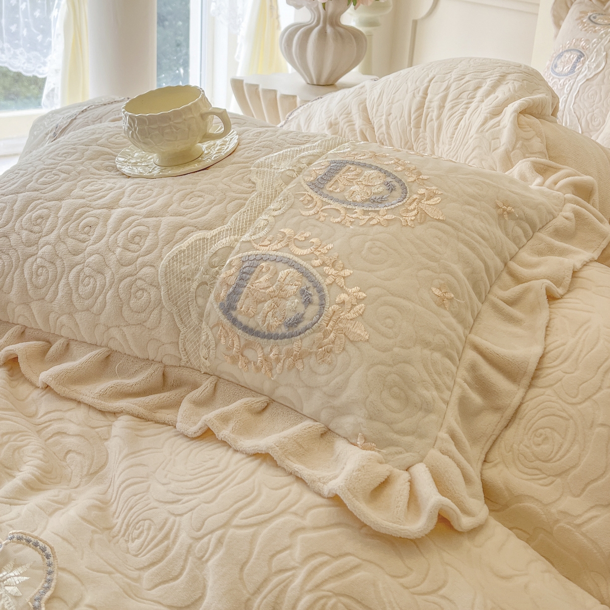 91家纺网 家纺一手货源 找家纺 （总）恋尚 2025新款雕花牛奶绒绗缝夹棉床盖四件套-可可西里（控价305起）