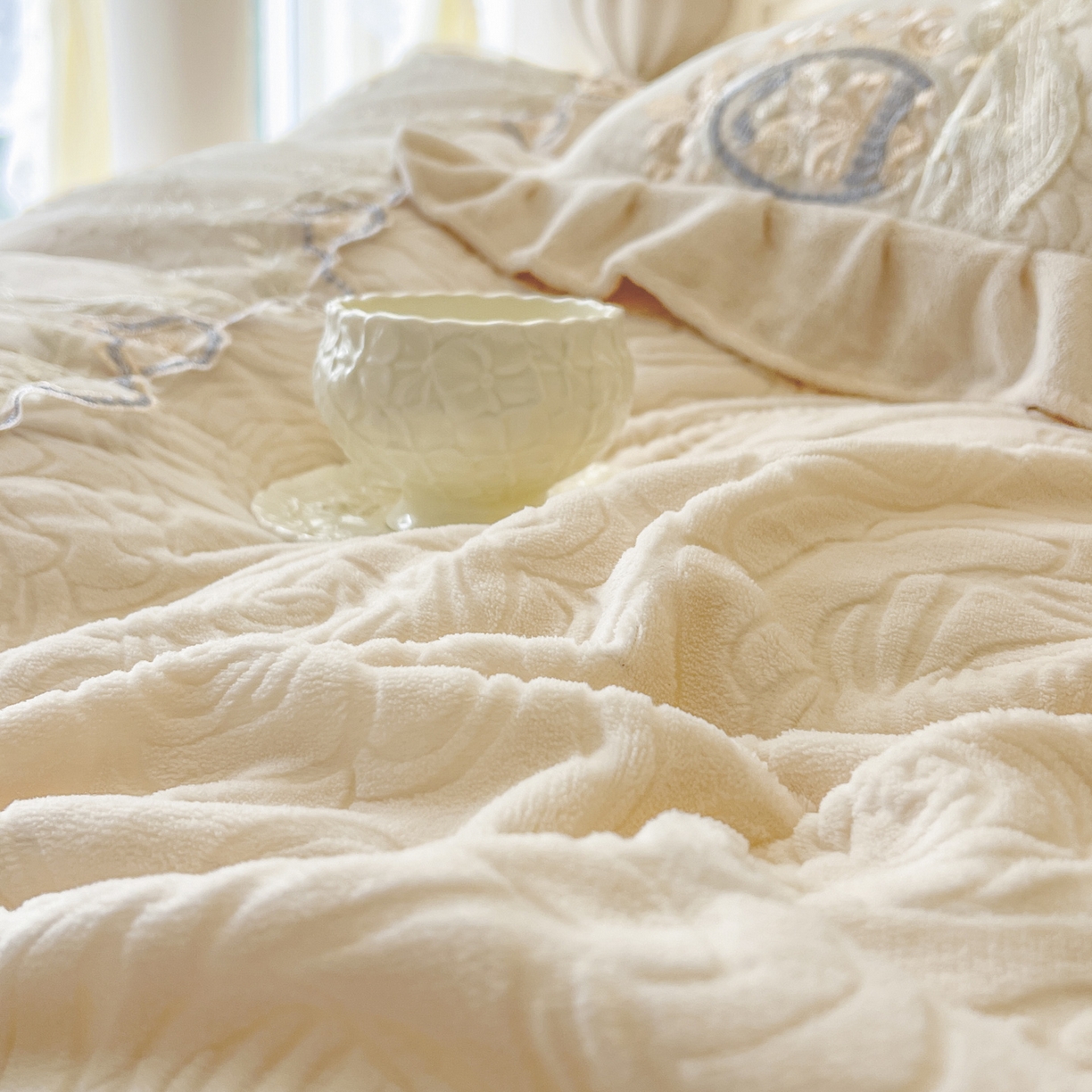 91家纺网 家纺一手货源 找家纺 （总）恋尚 2025新款雕花牛奶绒绗缝夹棉床盖四件套-可可西里（控价305起）