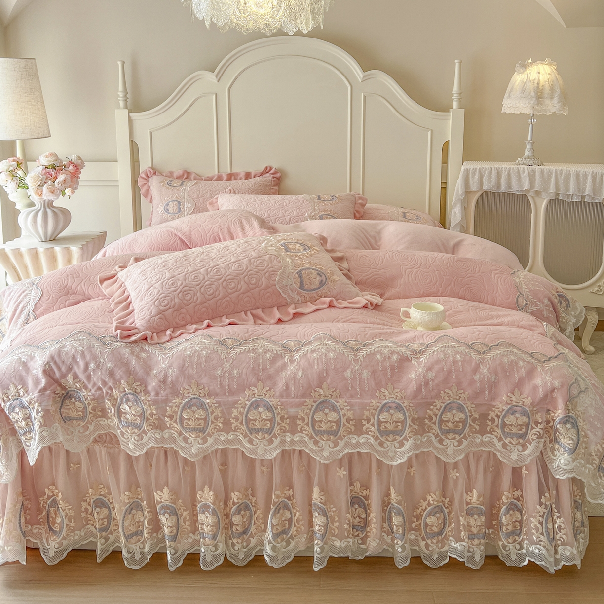 91家纺网 家纺一手货源 找家纺 恋尚 2025新款雕花牛奶绒绗缝夹棉床盖四件套-可可西里（控价305起） 可可西里-清新粉