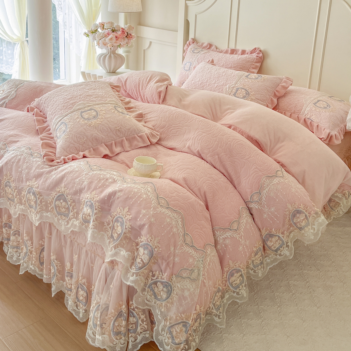 91家纺网 家纺一手货源 找家纺 恋尚 2025新款雕花牛奶绒绗缝夹棉床盖四件套-可可西里（控价305起） 可可西里-清新粉