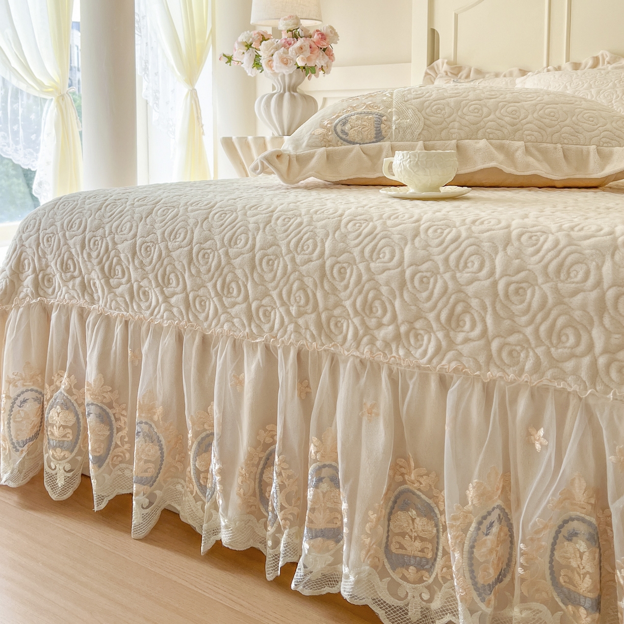 91家纺网 家纺一手货源 找家纺 （总）恋尚 2025新款雕花牛奶绒绗缝夹棉床盖四件套-可可西里（控价305起）