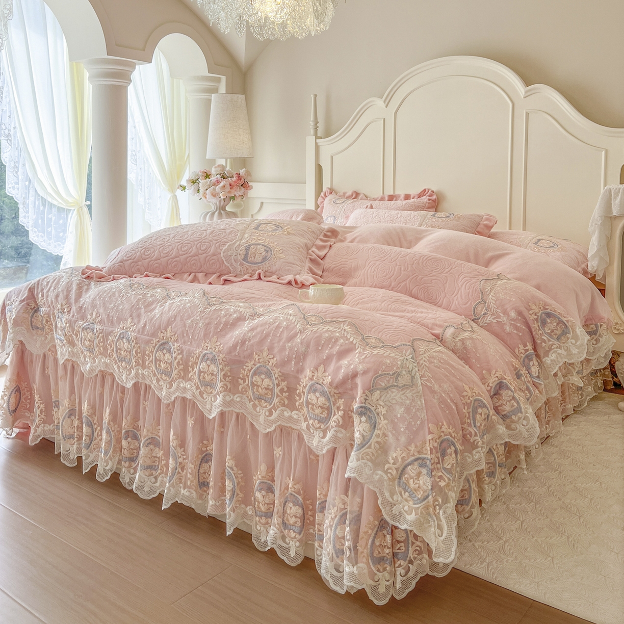 91家纺网 家纺一手货源 找家纺 恋尚 2025新款雕花牛奶绒绗缝夹棉床盖四件套-可可西里（控价305起） 可可西里-清新粉