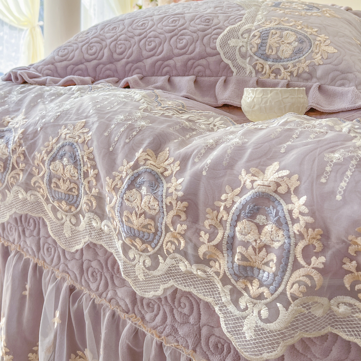 91家纺网 家纺一手货源 找家纺 恋尚 2025新款雕花牛奶绒绗缝夹棉床盖四件套-可可西里（控价305起） 可可西里-香芋紫