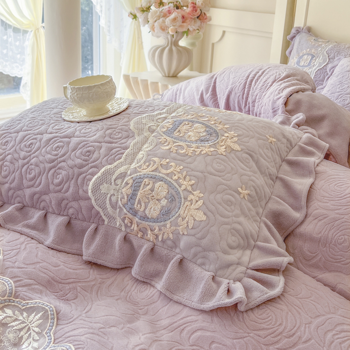 91家纺网 家纺一手货源 找家纺 恋尚 2025新款雕花牛奶绒绗缝夹棉床盖四件套-可可西里（控价305起） 可可西里-香芋紫