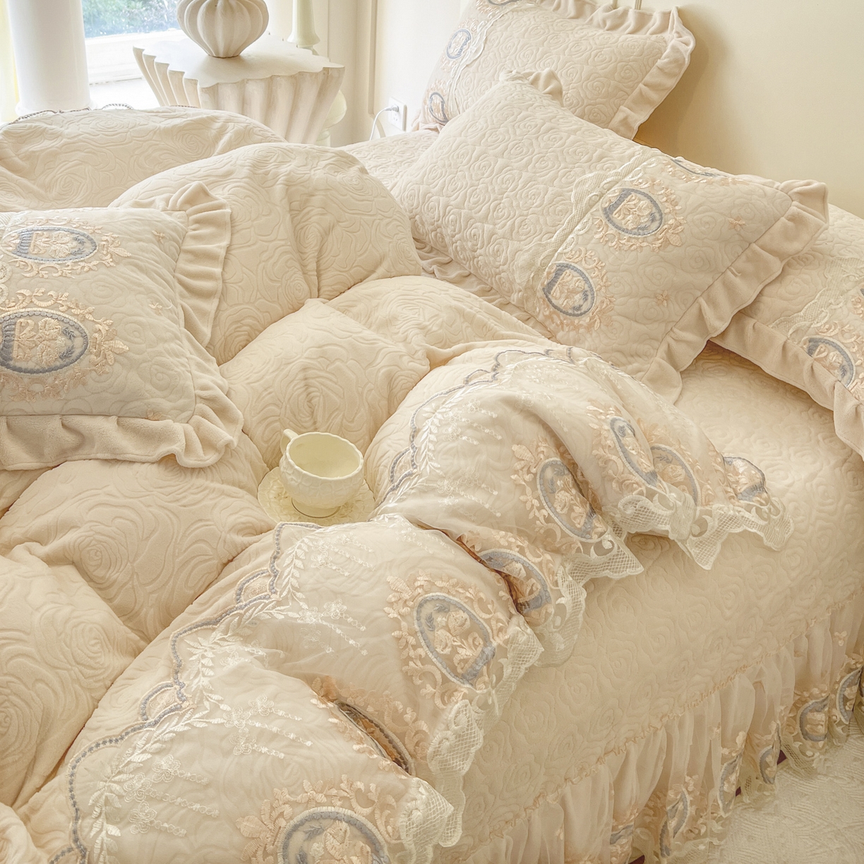 91家纺网 家纺一手货源 找家纺 （总）恋尚 2025新款雕花牛奶绒绗缝夹棉床盖四件套-可可西里（控价305起）