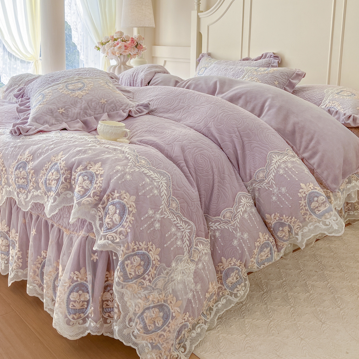 91家纺网 家纺一手货源 找家纺 恋尚 2025新款雕花牛奶绒绗缝夹棉床盖四件套-可可西里（控价305起） 可可西里-香芋紫
